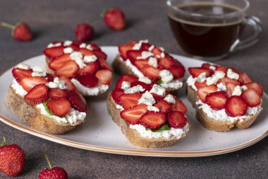 Kahvaltıda çilek, roka ve küflü peynir.