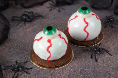 Cadılar Bayramı partisi için göz şeklinde kremalı pasta.