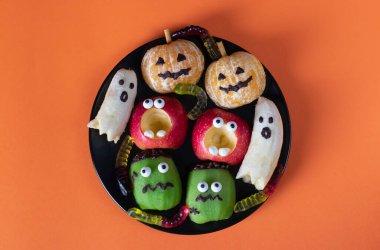 Cadılar Bayramı partisi için meyve canavarları ve hayaletler.