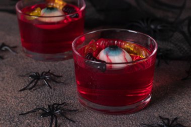 Bardakta reçelli tatlı, göz ve solucan şeklinde şekerler.