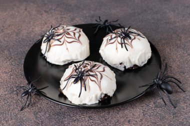 Örümcek ağlı peynirli kekler. Cadılar Bayramı partisi için bir ikram.