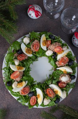 Ton balığı, yumurta, mozarella ve siyah zeytinli çelenk şeklinde salata.