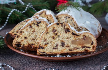 Noel Almancası badem ezmesi ve pudra şekerli kurutulmuş meyvelerle çalındı. Almanya 'da geleneksel ikramlar