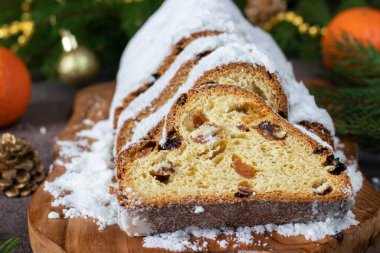 Dilimlenmiş Noel Almancası, pudra şekerli kuru üzümlerle çalınmış. Almanya 'da geleneksel ikramlar