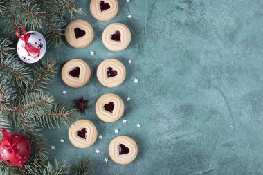 Yeşil arka planda reçelli Noel kısa hamurlu kurabiyeler, Üst Manzara, Boşluğu Kopyala