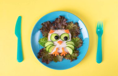 Salatalıklı, havuçlu ve zeytinli çocuklar için baykuş şeklinde ev yapımı sandviç