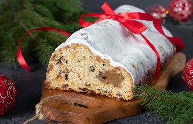 Noel Almancası, badem ezmesi ve tahtanın üzerinde kurutulmuş şeker ile çalındı. Almanya 'da geleneksel ikramlar