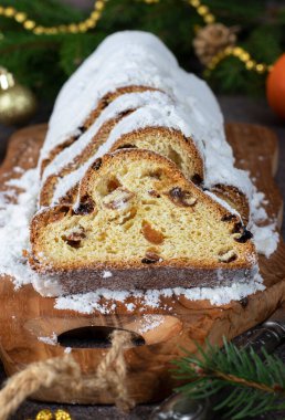 Dilimlenmiş Noel Almancası, pudra şekerli kuru üzümlerle çalınmış. Almanya 'da geleneksel ikramlar