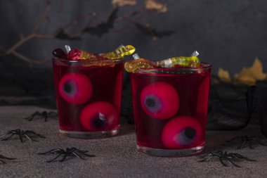 Bardakta reçelli tatlı, göz ve solucan şeklinde şekerler.