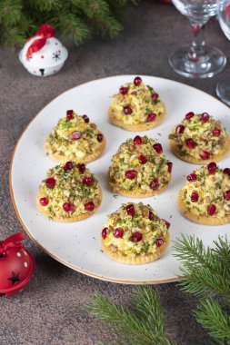 Erimiş peynir, ceviz ve noel ağacı şeklinde nar krakerleriyle aperatif.