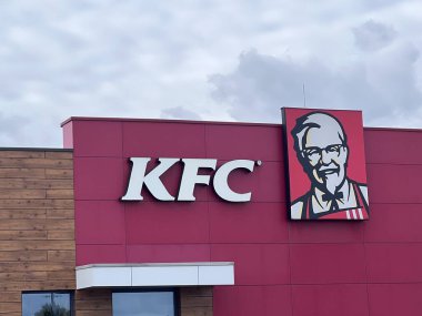 Polonya 'nın Gozdovo kentindeki KFC restoran binasının cephesi, 08.18. 2025