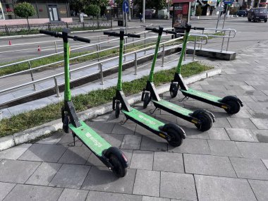 Kiralık elektrikli scooterlar, ekolojik ulaşım, Kremenchug şehri, Ukrayna 05.10. 2025