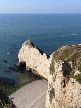 Normandiya, Fransa 'daki Etretat beyaz kayalıklarının manzaralı kıyı manzarası