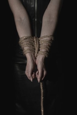 Siyah arka planda elleri bağlı kadınlar, yetişkinler için oyunlar, BDSM. Noel Ayini.