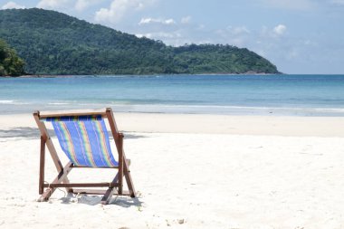 Sahildeki renkli kanepe.