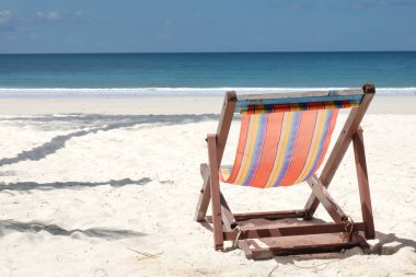 Sahildeki renkli kanepe.