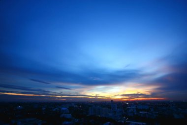 Mavi gökyüzü şehrinin atmosferi gün batımında 