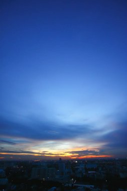 Mavi gökyüzü şehrinin atmosferi gün batımında 