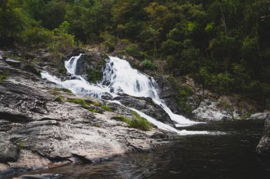 Tayland 'daki dağdaki şelale dramatik bir tonla