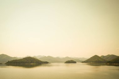 Tayland 'daki gölün atmosferi dramatik bir tonda.
