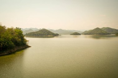 Tayland 'daki gölün atmosferi dramatik bir tonda.