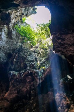 Atmosfer Tayland 'daki dağdaki mağara. 