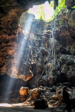 Atmosfer Tayland 'daki dağdaki mağara. 