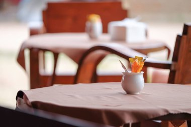 Masadaki beyaz kupa.