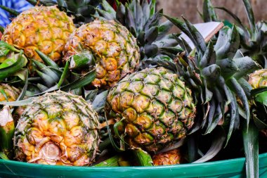 Piyasadaki dramatik tonda ananas.