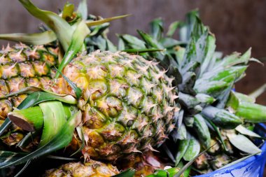 Piyasadaki dramatik tonda ananas.