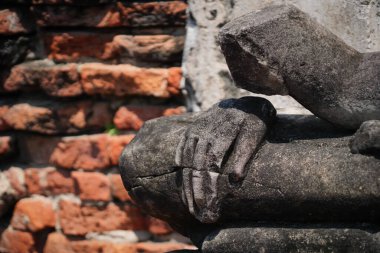 Tayland 'daki antik tapınaktaki harabe Buda heykeli