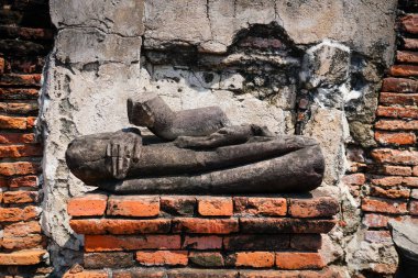 Tayland 'daki antik tapınaktaki harabe Buda heykeli