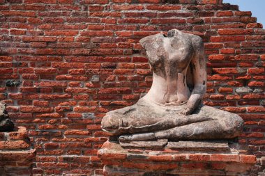 Tayland 'daki antik tapınaktaki harabe Buda heykeli