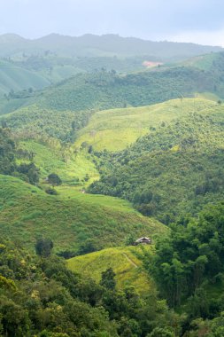Dağın atmosferi dramatik bir tonda.