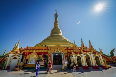 Myanmar 'daki tapınaktaki insanların atmosferi