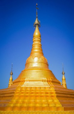 Myanmar 'daki tapınaktaki altın pagoda