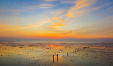 Sahilin atmosferi gün batımında
