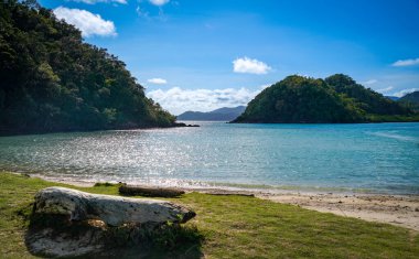 Sahilin atmosferi dramatik bir tonda.