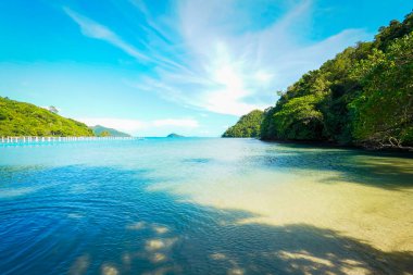 Sahilin atmosferi dramatik bir tonda.