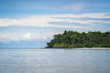 Tayland 'daki adanın atmosferi dramatik bir tonda.