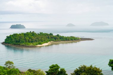 Tayland 'daki adanın atmosferi dramatik bir tonda.