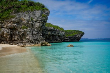 Sahildeki dağın atmosferi dramatik bir tonda.