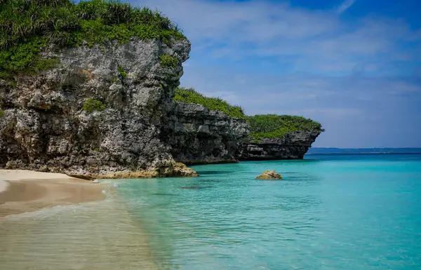 Sahildeki antik dağın atmosferi