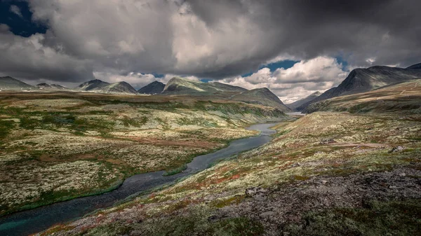 Национальный Парк Рондане Норвегии Извилистым Озером Горами Облачном Небе — стоковое фото