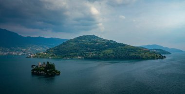 Iseo Gölü 'nde İsola di Loreto adası ve İtalya' nın yukarılarından Monte Isola ile dağ manzarası. Haziran 2023