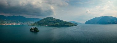 Iseo Gölü 'nde İsola di Loreto adası ve İtalya' nın yukarılarından Monte Isola ile dağ manzarası. Haziran 2023