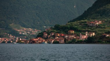 İtalya 'daki Isola di Loreto Gölü' ndeki Carzano Köyü. Renkli evlerde öğleden sonra güneşi. Haziran 2023.