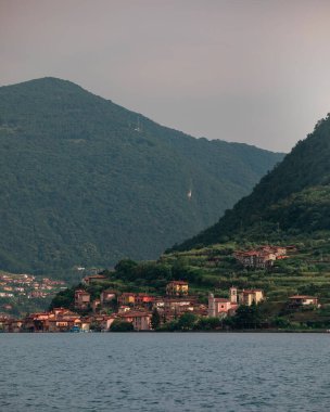 İtalya 'daki Isola di Loreto Gölü' ndeki Carzano Köyü. Renkli evlerde öğleden sonra güneşi. Haziran 2023