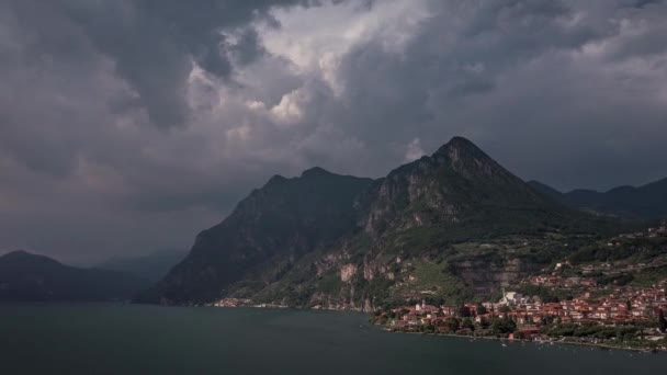 Iseo Gölü Ndeki Dağ Manzarasının Zamanlaması Yukarıdan Marone Köyü Güneş — Stok video
