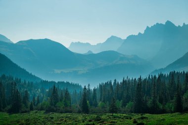 Yazın baş döndürücü mavi gökyüzü gününde Karwendel dağlarındaki mavi dağ katmanları, Tyrol Avusturya